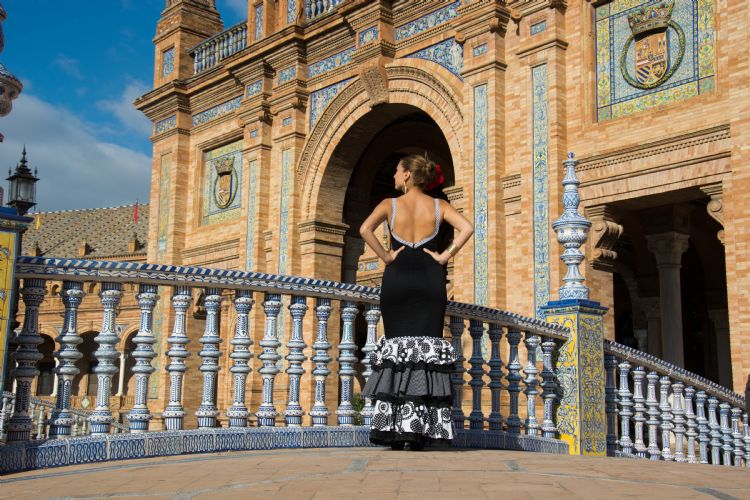 Femme sur la place d'Espagne à Séville