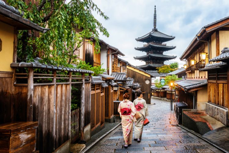 Geishas dans le quartier de Gion à Kyoto